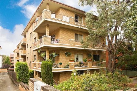 Spacious & Well-Located Two Bedroom Apartment - Photo 3