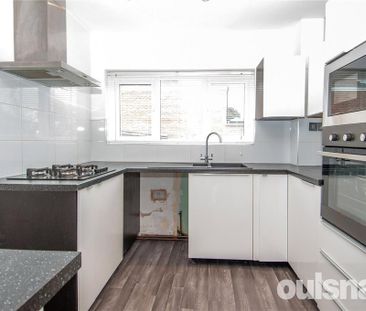 3 bedroom end of terrace house to rent - Photo 3