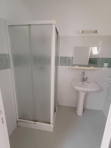 Location Appartement 2 pièces 46m² MILLAU 12100 - Photo 4