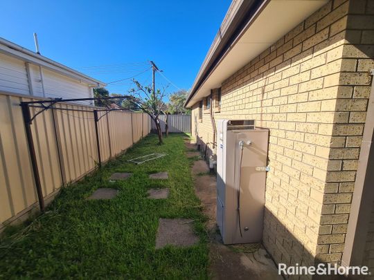 2/7 Beaver Street, St Albans, VIC 3021 - Photo 1