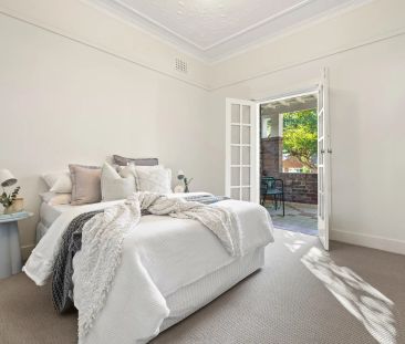 Updated and light filled Californian bungalow - Photo 4