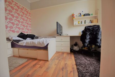 6 bedroom Flat in Hollybank, Leeds - Photo 2