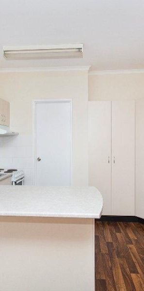 Tidy 2-bedroom flat in prime location - Photo 1