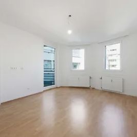 Helle 2-Zimmer-Wohnung mit Loggia & hochwertiger Tischlerküche in ruhiger Innenhoflage - Foto 1