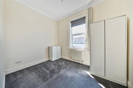 3 bedroom flat to rent - Photo 4