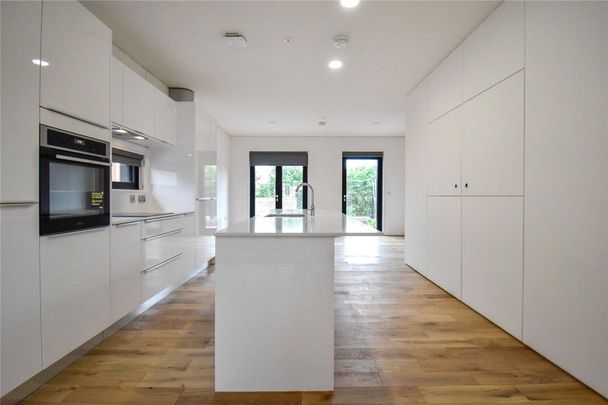 Well presented 3 bedroom semi-detached house situated within the growing community of Northstowe. Driveway parking. Highly efficient electric heating. Unfurnished. - Photo 1