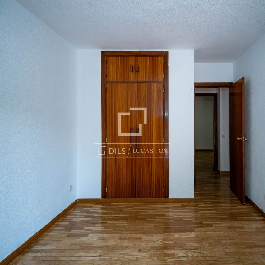 Magnificent Townhouse with a Private Garden in an Exclusive Gated Community in El Soto de La Moraleja - Photo 1