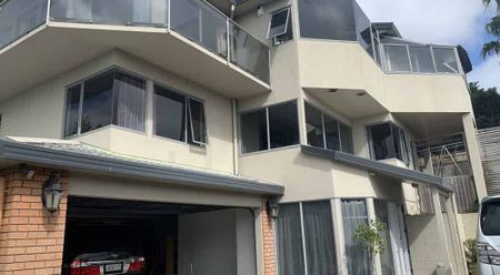 Stunning 4-Bedroom Home with Panoramic Sea Views & Sky Tower Outlook - Photo 2