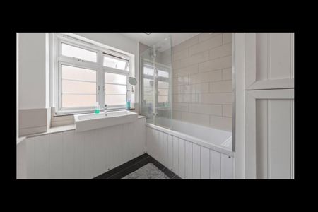 3 Bed Flat, Corvette Square, SE10 - Photo 2