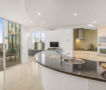Luxurious Multi-Level Penthouse with Private Rooftop Jacuzzi & Pano... - Photo 4