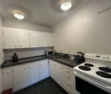 Fully furnished and a fantastic location! - Photo 6