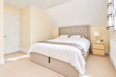 Well Lane, Woking - 3 bedrooms Property for lettings - Seymours - Photo 4