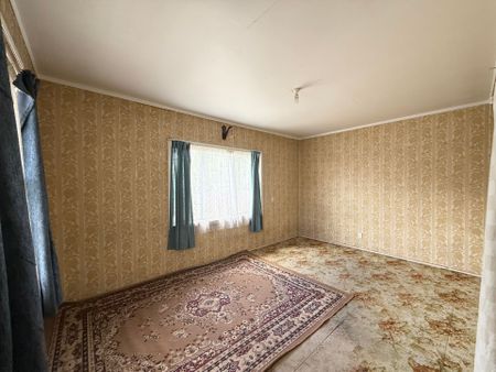 SPACIOUS 6-BEDROOM FAMILY HOME - Photo 2