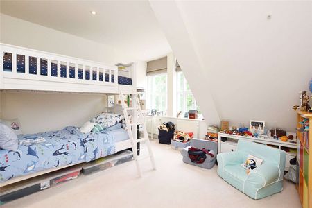 An impressive 3 bedroom duplex apartment in this central village location, with an off street parking space. - Photo 5