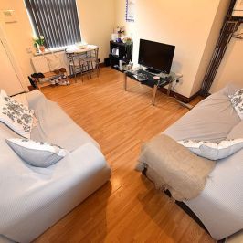 2 bedroom House in Harold Mount, Leeds - Photo 1