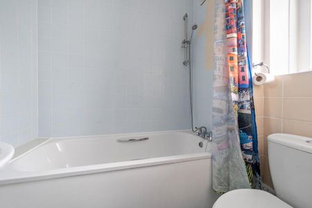 3 bedroom flat to rent - Photo 3