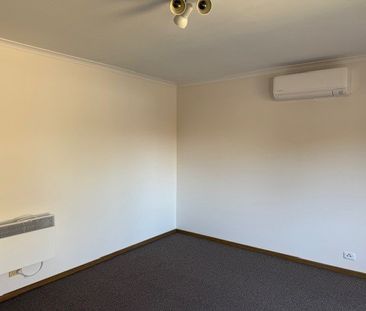 STYLISH, MOVE-IN READY HOME WITH COURTYARD & DOUBLE GARAGE - Photo 3