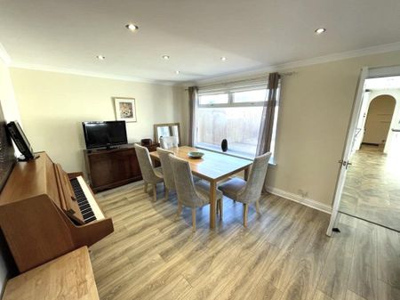 3 bedroom detached house to rent - Photo 3