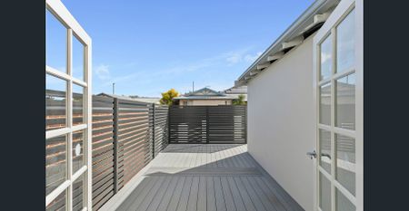 A beautiful blend of character and modern living in Victoria Park. - Photo 2