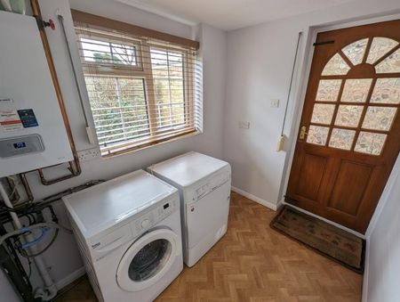 Withy Close, Lightwater, Surrey, GU18 - Photo 2