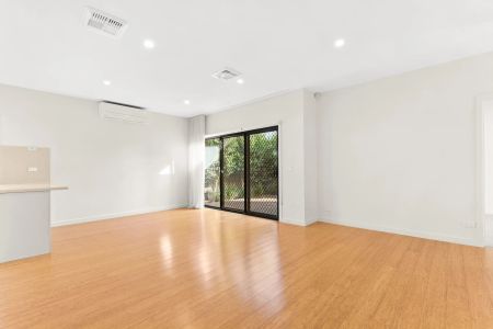 Low Maintenance 2 Bedroom Unit - Photo 3