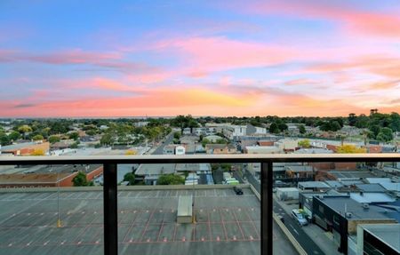 MODERN 2- BEDROOM APARTMENT WITH STUNNING BAY VIEWS + WHITE GOODS - Photo 2