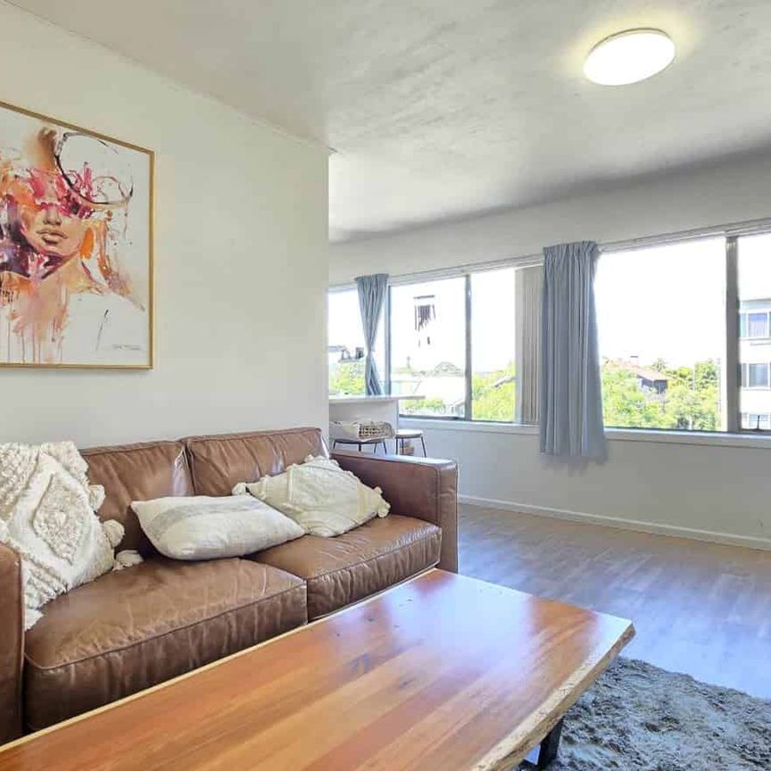 Sunny 1-Bedroom Apartment with with Carpark — ... - Photo 1