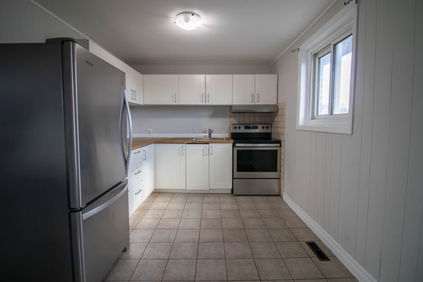 **COZY** 2 Bedroom Main + Den Unit in Welland!! - Photo 1