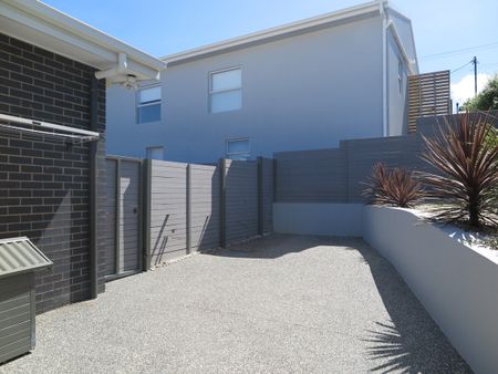 2/110 Gordons Hill Road Lindisfarne TAS 7015 Australia - Photo 5