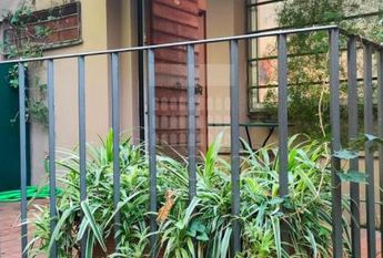 Piazza del Popolo: Lovely, modern 1 bedroom in private Villa. Entrance, spacious living-dining, fully equipped kitchen, bath and private terrace. Parquet floors Air conditioning, bright and silent. rif 364