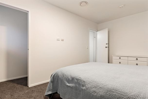 Room for rent in popular boarding house! - Photo 1