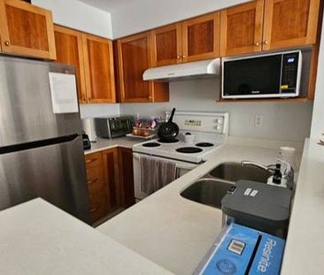 Top Floor Kerrisdale Apartment - 2 Bed & 1 Bath - Photo 1