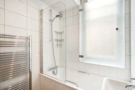 1 bedroom flat in South Kensington - Photo 5