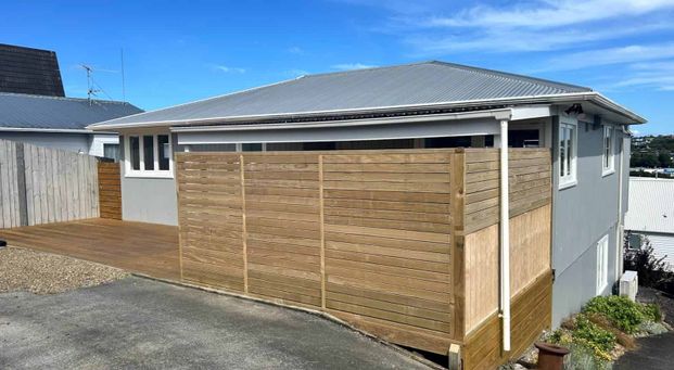 Elevated, seviews, deck, sun and pets are welcome - Photo 1