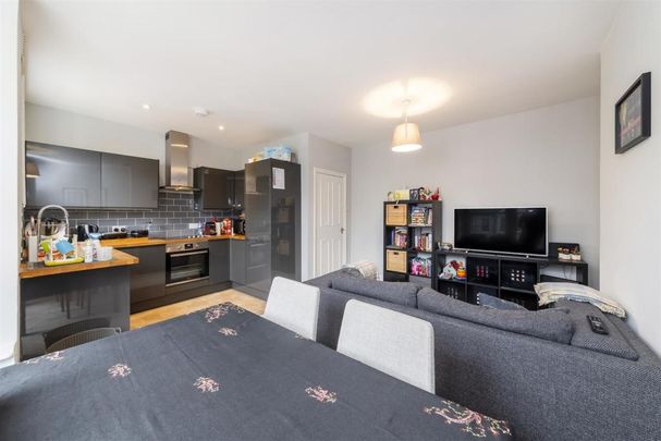 2 Bed Flat, Northfields, W5 - Photo 1