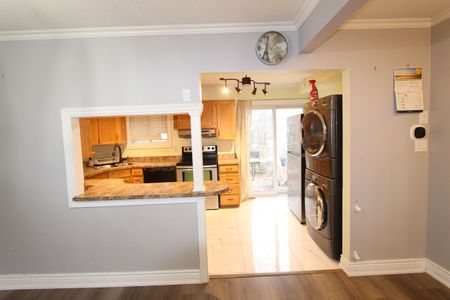 For Lease - 8 Meadowland Avenue, Barrie, Ontario - Photo 2