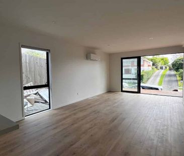 Near new 3 bedroom 2.5 bathroom on Divich - Photo 5