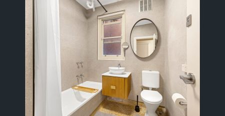 Charming Renovated Two-Bedroom Apartment in Prime St Kilda Location - Photo 2