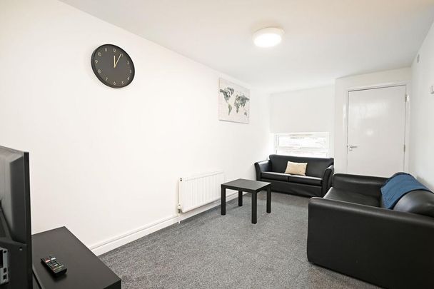 4 bedroom flat to rent - Photo 1