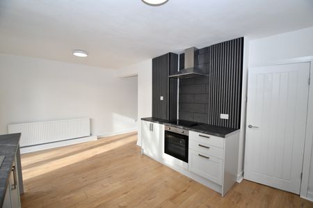 3 Bed Terraced House, Aylesbury Close, M5 - Photo 4