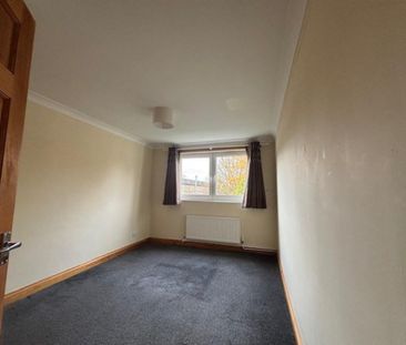 3 bedroom end of terrace house to rent - Photo 2