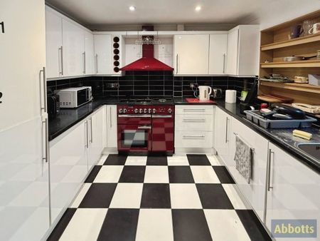 Long Riding, Basildon - Photo 3