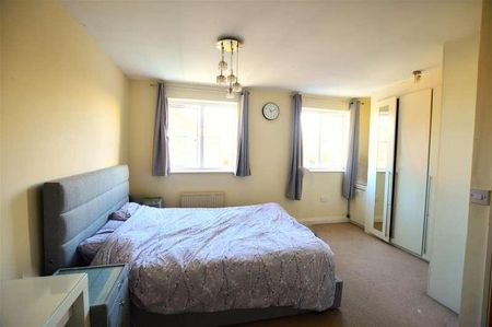 Broomfield Gate, Slough, SL2 - Photo 2