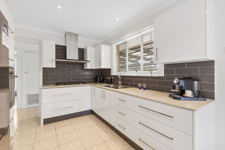 Space, Comfort and Convenience - Gardening Included! - Photo 4