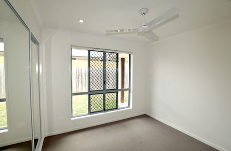 AS GOOD AS IT LOOKS! DELIGHTFUL, FULLY AIR CONDITIONED, DUPLEX HOME - Photo 4