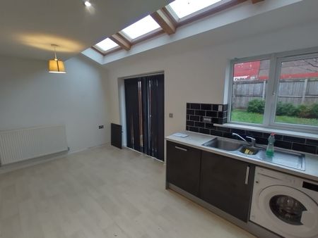 3 Bed Semi-Detached House, Bugle Close, M7 - Photo 3