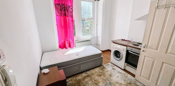 Studio Flat, Croydon Road, SE20 - Photo 2