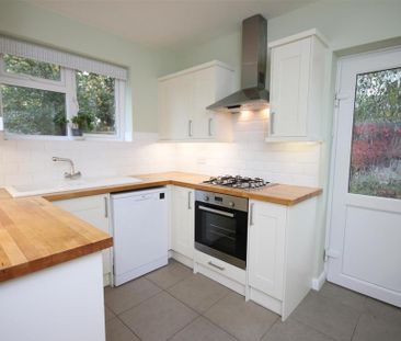 3 bedroom detached bungalow to rent - Photo 3