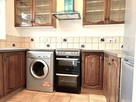 2 Bed Terraced House, Myrna Close, SW19 - Photo 5