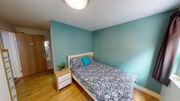 4 bedroom flat to rent - Photo 1